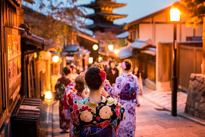 Students in Kyoto on guided tour